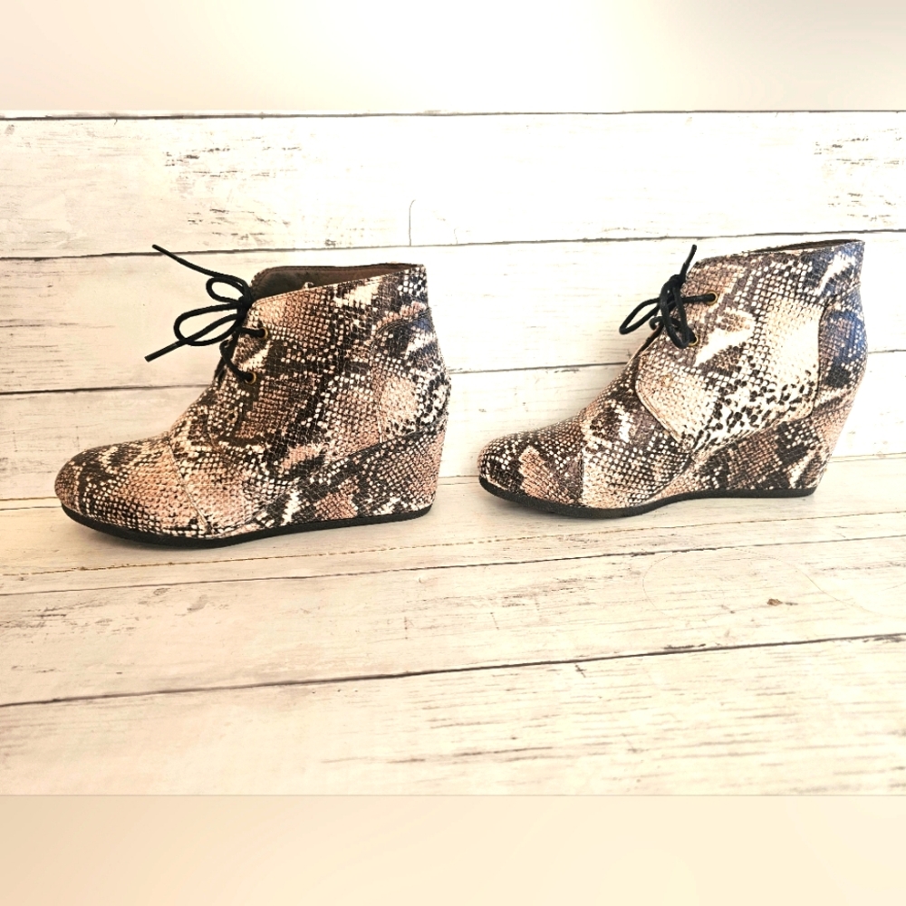 Pierre Dumas Faux Leather Snakeprint Wedge Lace up Sneakers Cream & Black - Picture 6 of 10